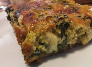 Una foto de Tarta de cebolla caramelizada, espinaca y queso