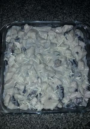 Una foto de Ñoquis con harina integral con pollo y champiñones