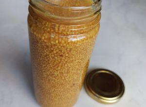 Una foto de Mostaza a la antigua, fermentada naturalmente