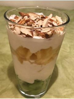 Una foto de Yogur mezcla en vaso