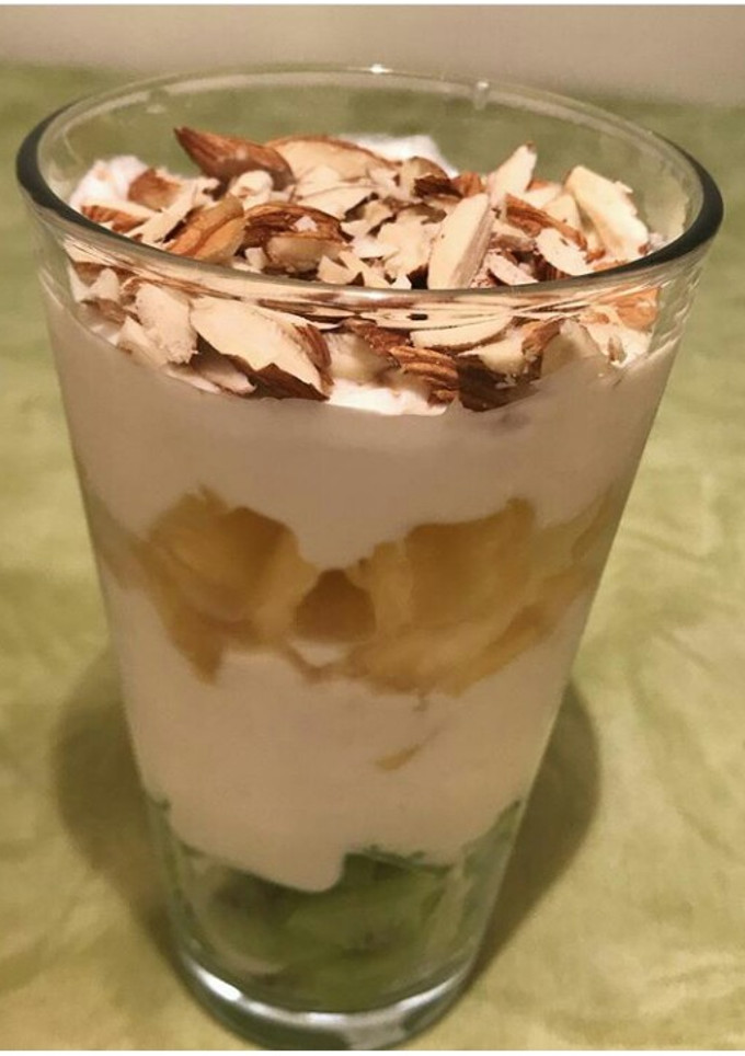 Una foto de Yogur mezcla en vaso