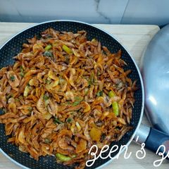 A picture of Dry Prawns Fry with Spring Onions.