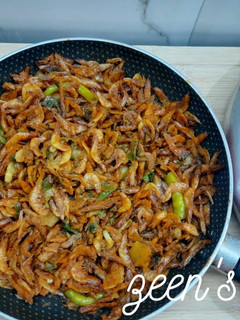 A picture of Dry Prawns Fry with Spring Onions.