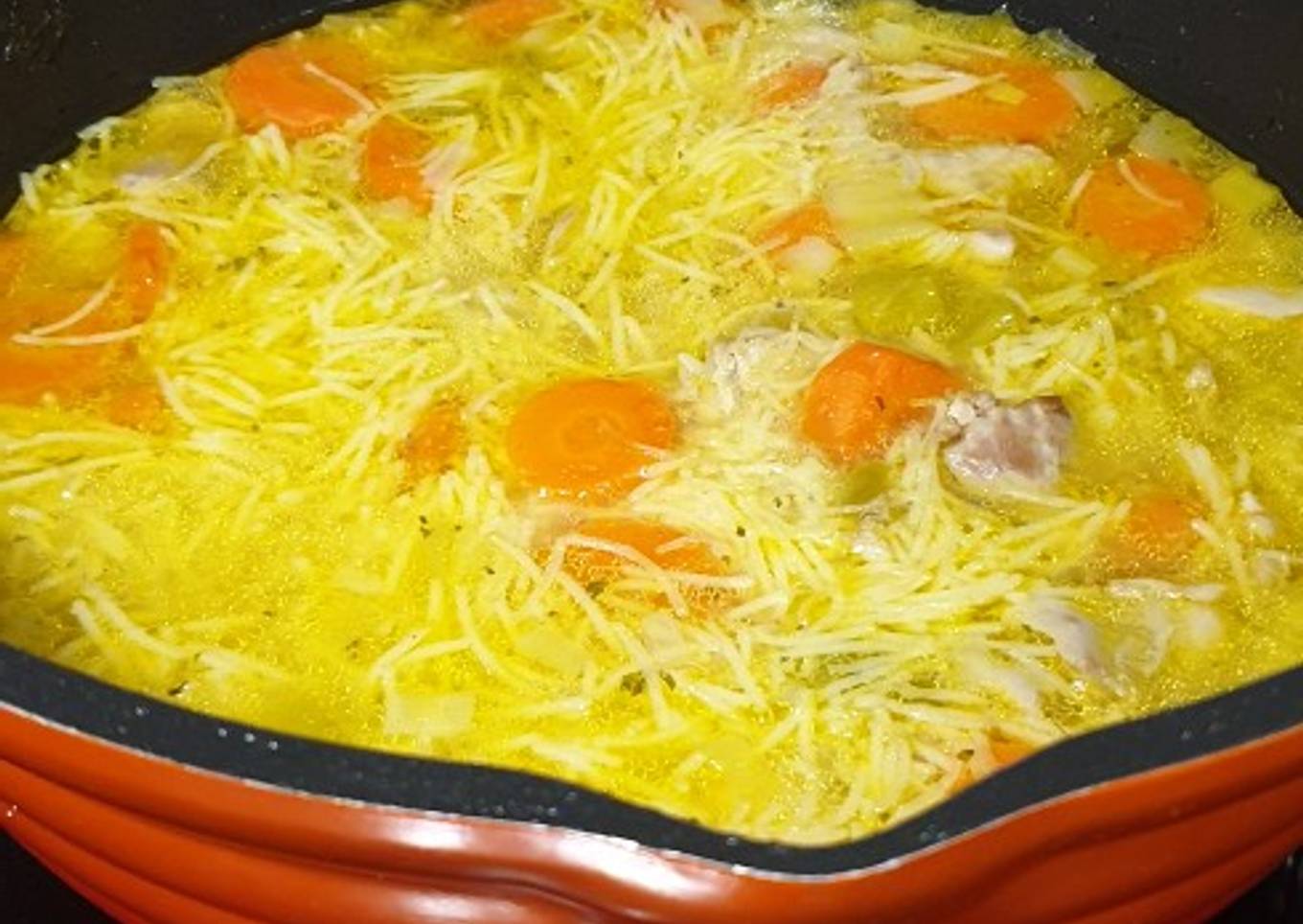 Sopa fideos con pollo