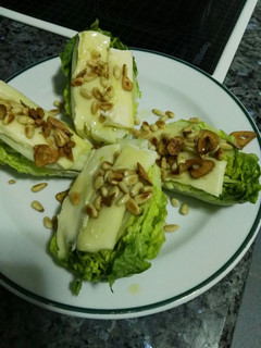 Una foto de Cogollos de lechuga con brie