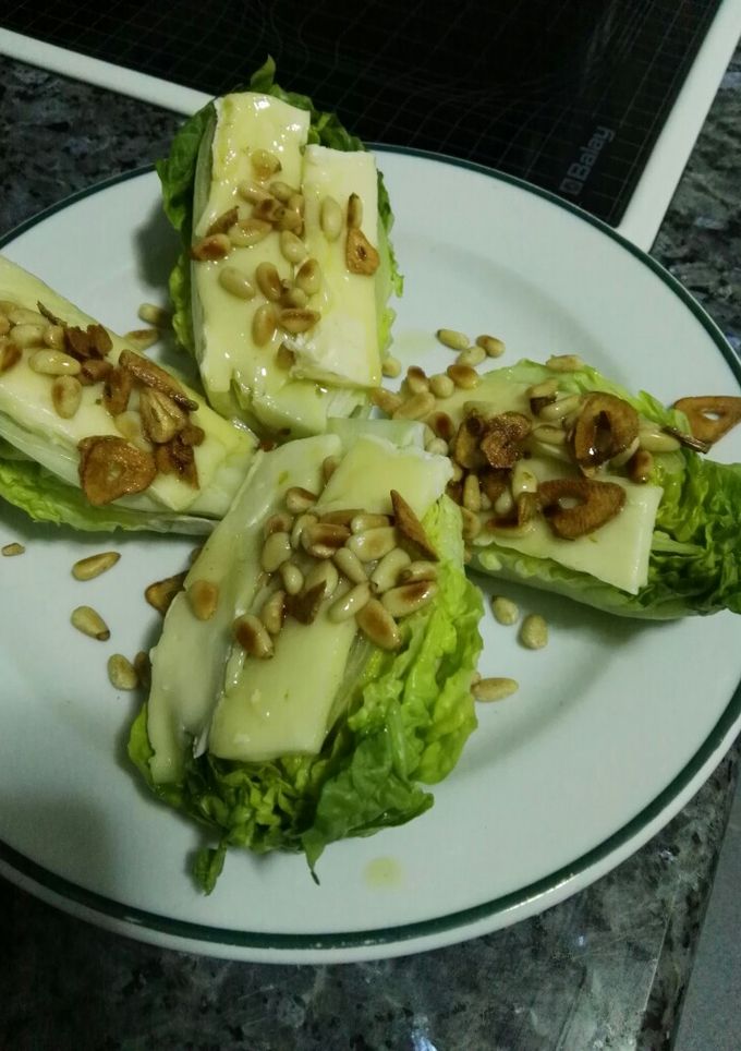 Una foto de Cogollos de lechuga con brie