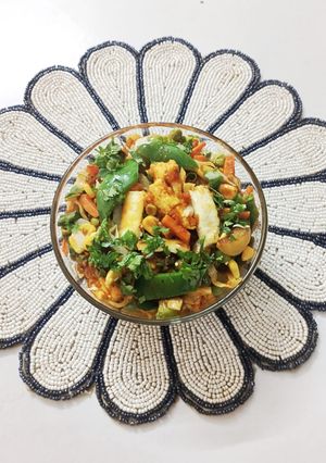 A picture of Paneer Jalfrezi with Aloo Kulcha.