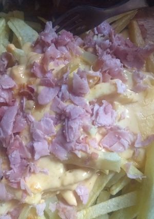 Una foto de Papas con cheddar