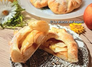 Foto di Fagottini di sfoglia e savoiardi alle mele: il dolce veloce e delizioso 🍎🍏