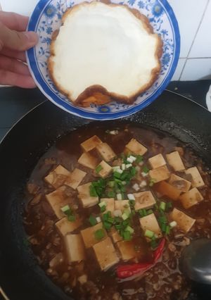 Hình của món Tàu hủ tứ xuyên chay cùng trứng bọt biển.