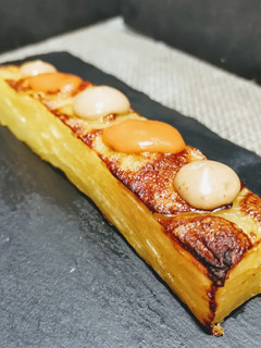 Una foto de Patatas hojaldradas con salsa brava y alioli de ajo negro