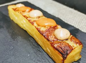Foto principal de Patatas hojaldradas con salsa brava y alioli de ajo negro