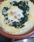 Cazuela de huevo, puré de patatas y espinacas