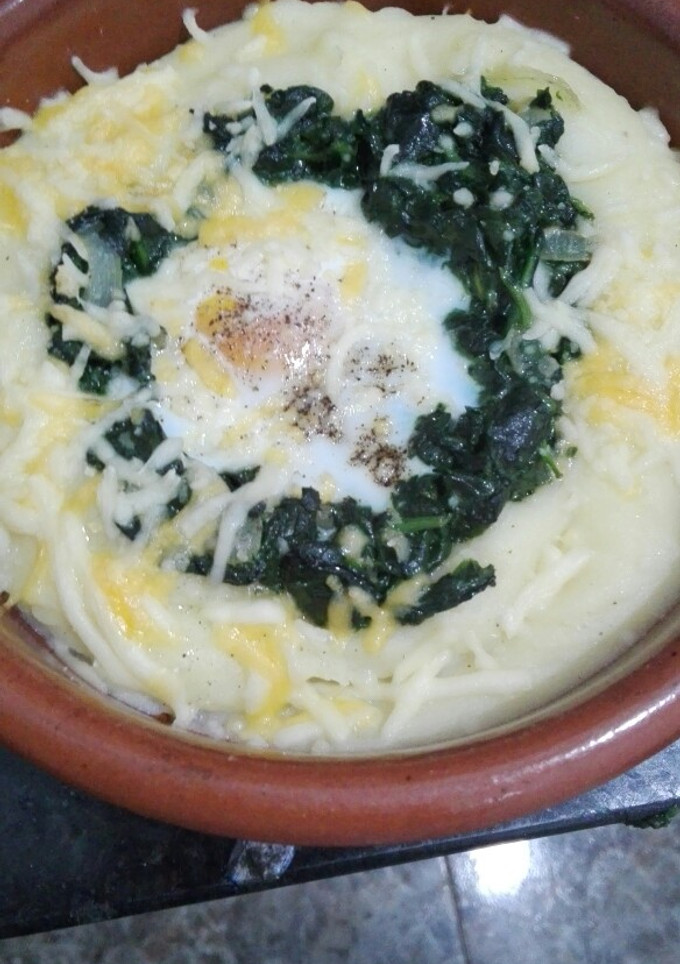 Una foto de Cazuela de huevo, puré de patatas y espinacas