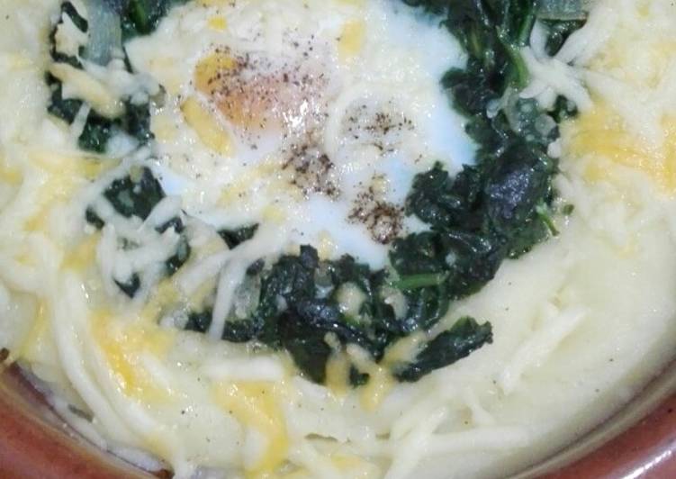 Cazuela de huevo, puré de patatas y espinacas