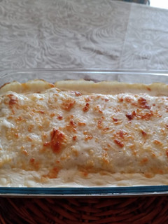 Una foto de Canelones con salmón y espinacas