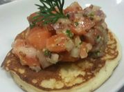 Una foto de blinis de salmón