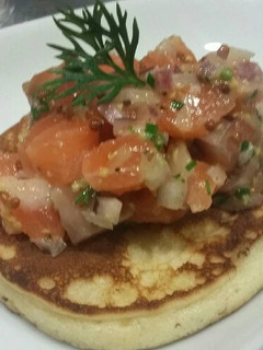 Una foto de Blinis con tartar de salmón