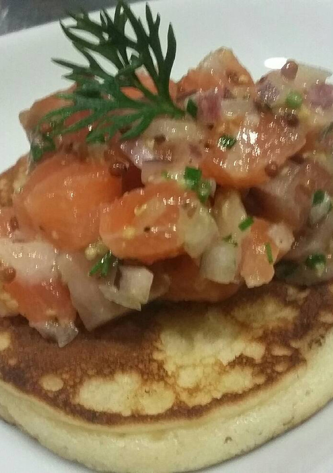 Una foto de Blinis con tartar de salmón