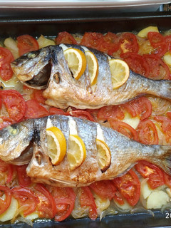 Una foto de Dorada al horno con patatas