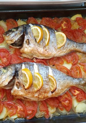 Una foto de Dorada al horno con patatas