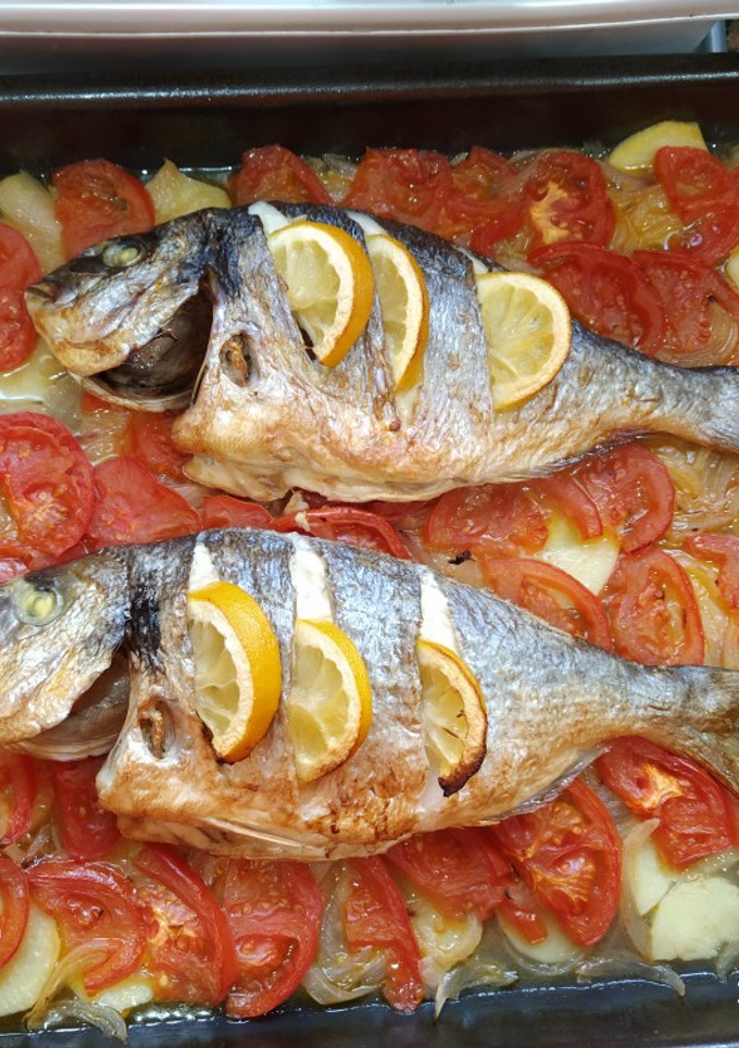 Una foto de Dorada al horno con patatas