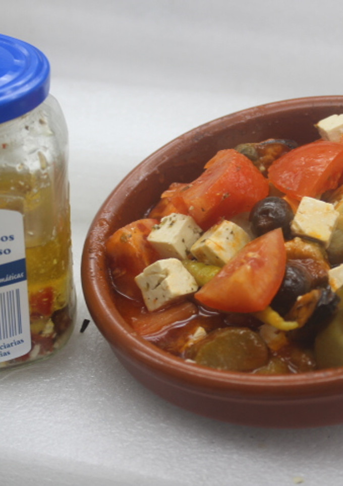 Una foto de Ensalada con queso en aceite