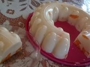 Una foto de postre mango leche condensada