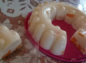 Una foto de Gelatina de leche condensada y mango 🍮🥭