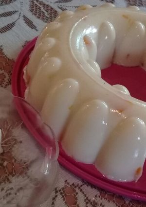 Una foto de Gelatina de leche condensada y mango 🍮🥭