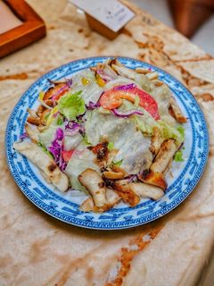 Hình của món Salad thập cẩm trộn sốt mè rang.