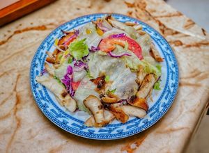 Hình của món Salad thập cẩm trộn sốt mè rang.