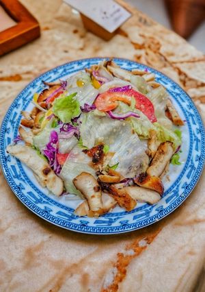 Hình của món Salad thập cẩm trộn sốt mè rang.
