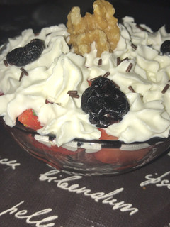 Una foto de Fresas con nata y frutos secos 🍓