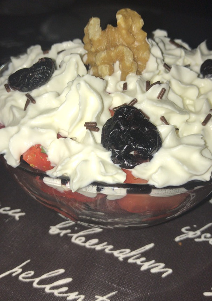 Una foto de Fresas con nata y frutos secos 🍓