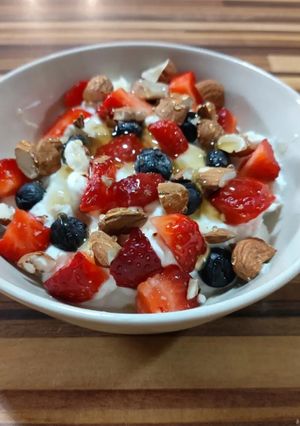 Φωτογραφία της συνταγής Γιαούρτι με φράουλες, μύρτιλα κι αμύγδαλα