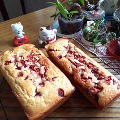 Una foto de Budín de Limón y Frutillas