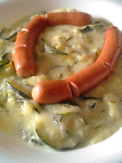 Cukkinifőzelék virslivel recept fotója