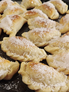 Una foto de Empanaditas dulces🥟🍭 (dulce de membrillo + coco rallado)