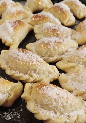 Una foto de Empanaditas dulces🥟🍭 (dulce de membrillo + coco rallado)