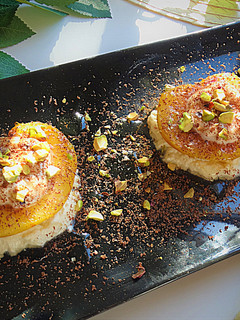 Una foto de Melocotones a la plancha con queso mascarpone, sirope de ágave y pistachos