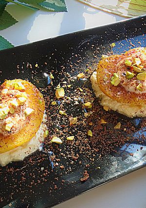 Una foto de Melocotones a la plancha con queso mascarpone, sirope de ágave y pistachos