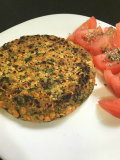 Una foto de Medallones de lentejas turcas y espinaca, sin gluten y veganos
