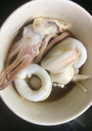 Hình của món Mực hấp riềng xì dầu.