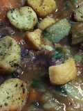 Sopa de legumes com músculo e croutons