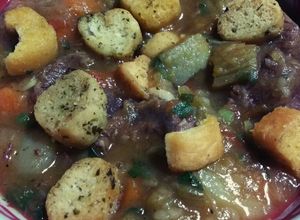 Foto de Sopa de legumes com músculo e croutons