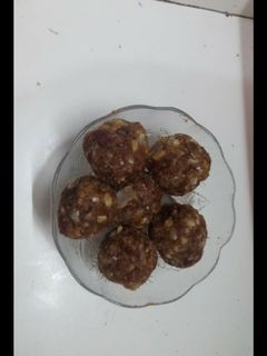 खजूर नारियल के लड्डू रेसिपी मुख्य फोटो