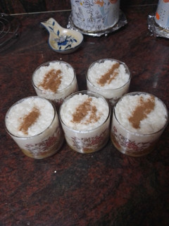 Una foto de Vasos de arroz con leche con compota de manzana y pera