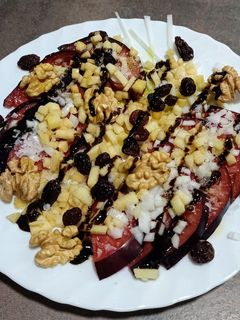 Una foto de Ensalada de tomate azul, nueces, manzana y pasas