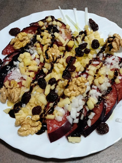Una foto de Ensalada de tomate azul, nueces, manzana y pasas
